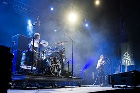 The Black Keys byli praktickou ukázkou, že i na špičkovém festivalu může něco selhat.