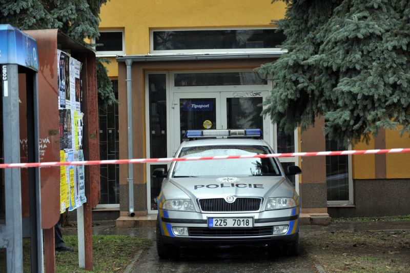Policie před vchodem do restaurace v Uherském Brodě.