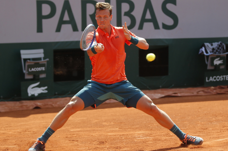 Tomáš Berdych si stěžuje na letoší úpravu pařížských kurtů.