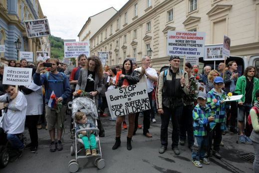 Necelé tři stovky protestujících kritizovaly postupy norských služeb.