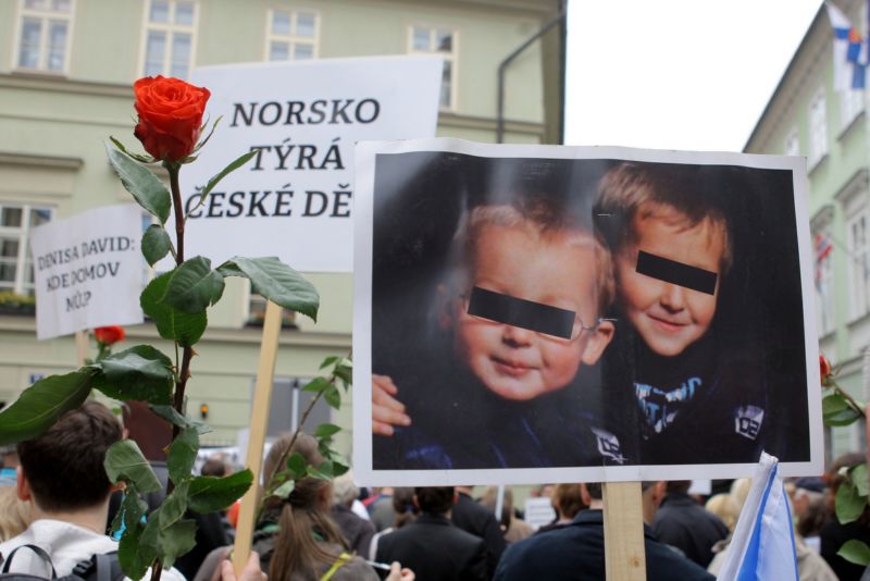 V Praze a Brně se konaly pochody na podporu rodin, z nichž norská sociální služba odebrala děti.