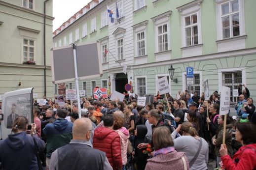 Lidé nesli transparenty a provolávali hesla, třeba "Norsko krade naše děti" nebo "Vláda není naše máma".