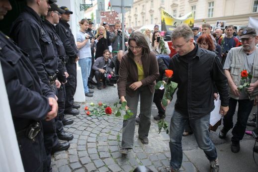 Akce skončila kolem 15 hodin položením růží jako symbolu údajné šikany dětí.