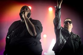 Hiphopové duo Run The Jewels se s publikem nemazlilo.
