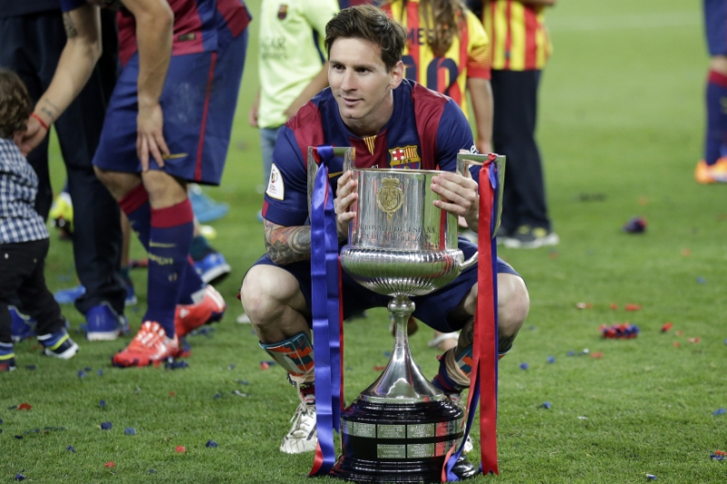 Lionel Messi s pohárem.