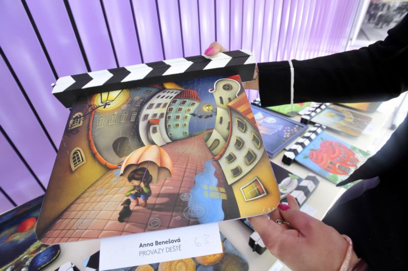 Dražba umělecky ztvárněných filmových klapek vynesla 1,656 milionu korun. 