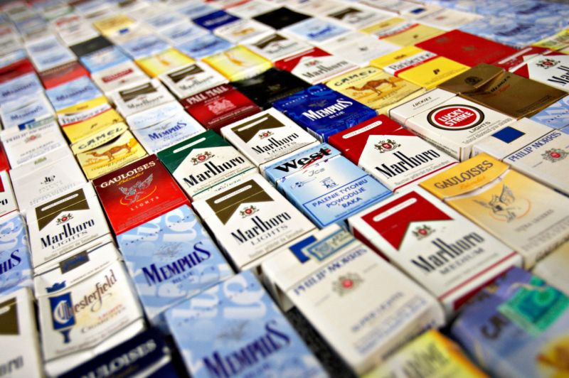 Pašované cigarety se v západních zemích prodávají s několikanásobnou marží.