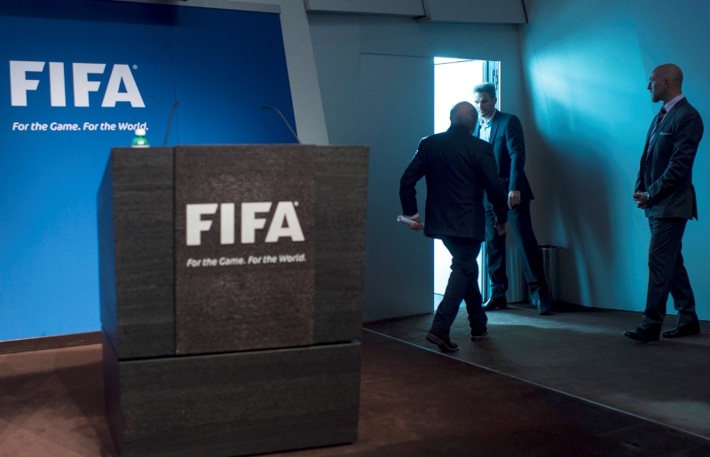 Mezinárodní policie Interpol zařadila šest mužů vyšetřovaných kvůli korupci ve FIFA na seznam nejhledanějších osob. Mezinárodní policie Interpol zařadila šest mužů vyšetřovaných kvůli korupci ve FIFA na seznam nejhledanějších osob.