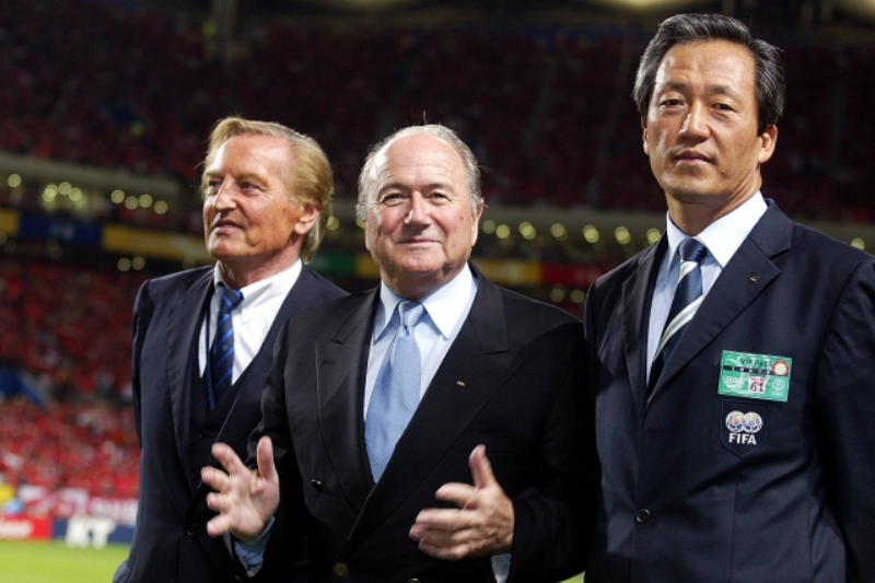 Seppa Blattera (uprostřed) by v pozici prezidenta FIFA mohl nahradit majitel společnosti Hyundai Čong Mong-jun (vpravo).