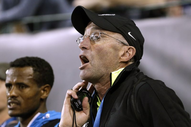 Atletický trenér Alberto Salazar.