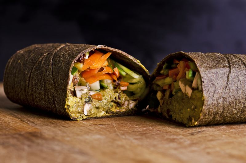 Pokrmy bez tepelné úpravy zažívají v Česku boom až v posledních dvou letech. Na snímku plněný raw wrap.