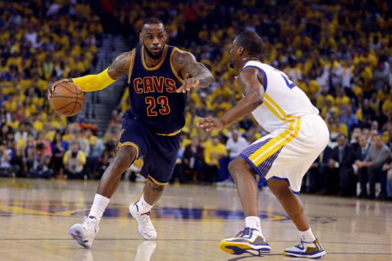 LeBron James (v modrém) ve finále NBA.