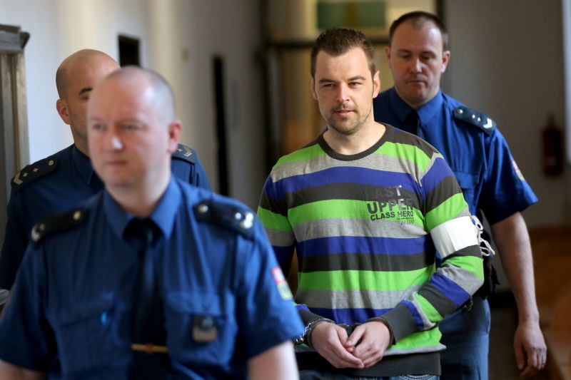 Kramný v doprovodu vězeňské služby přichází k ostravskému krajskému soudu. Kramný v doprovodu vězeňské služby přichází k ostravskému krajskému soudu.