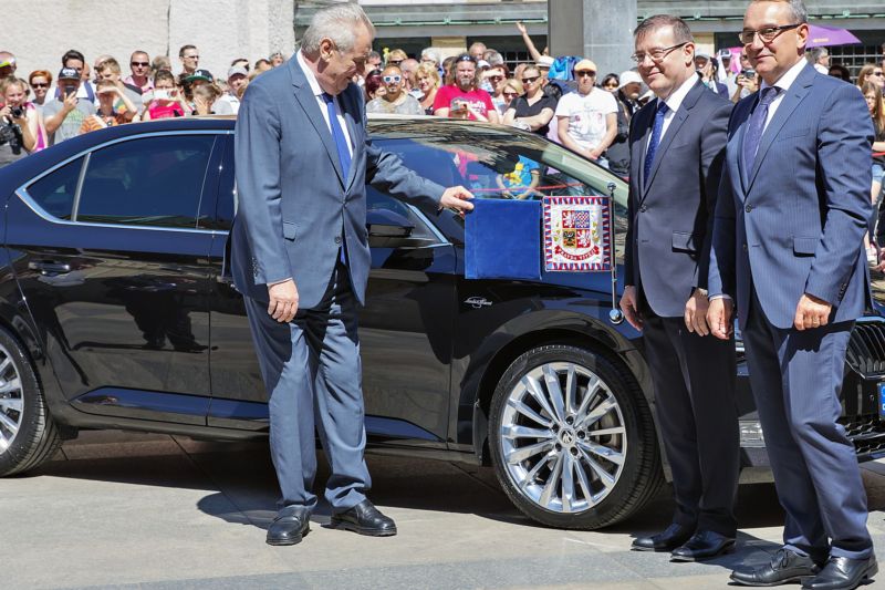 Prezident Miloš Zeman při přebírání nového modelu Superb.