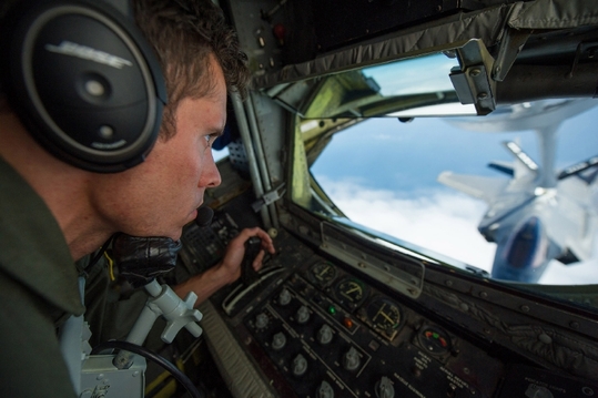 F-35 tankuje za letu u KC-135 Stratotanker.