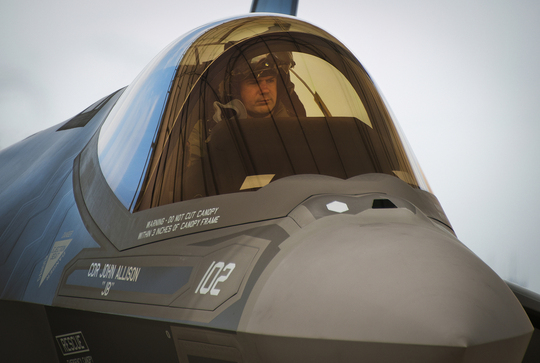 Cockpit letounu F-35.