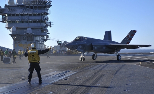 F-35 na palubě USS Nimitz.