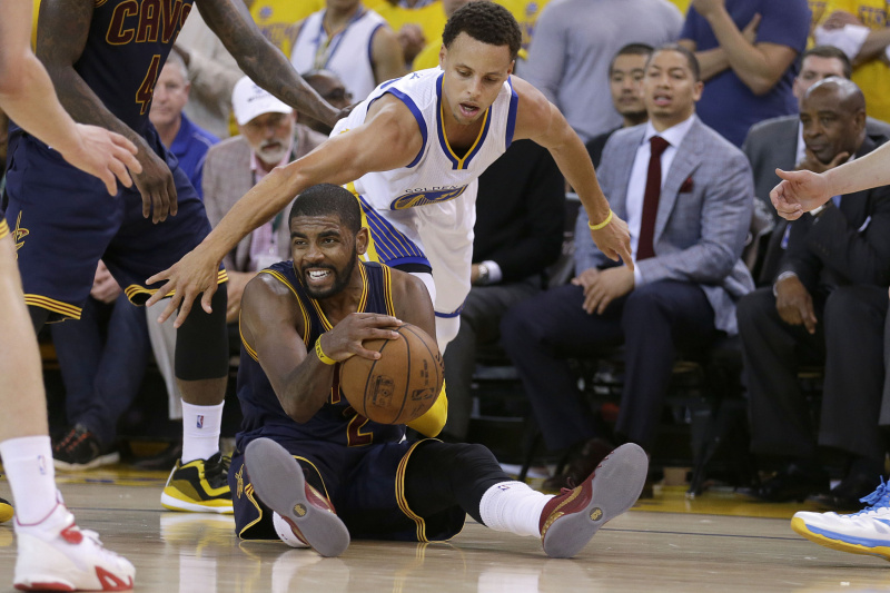 Rozehrávač Kyle Irving (v modrém) je zraněný a přijde o zbytek finále NBA. Rozehrávač Kyle Irving (v modrém) je zraněný a přijde o zbytek finále NBA.