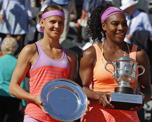 Poražená Lucie Šafářová a vítězka French Open Serena Williamsová.