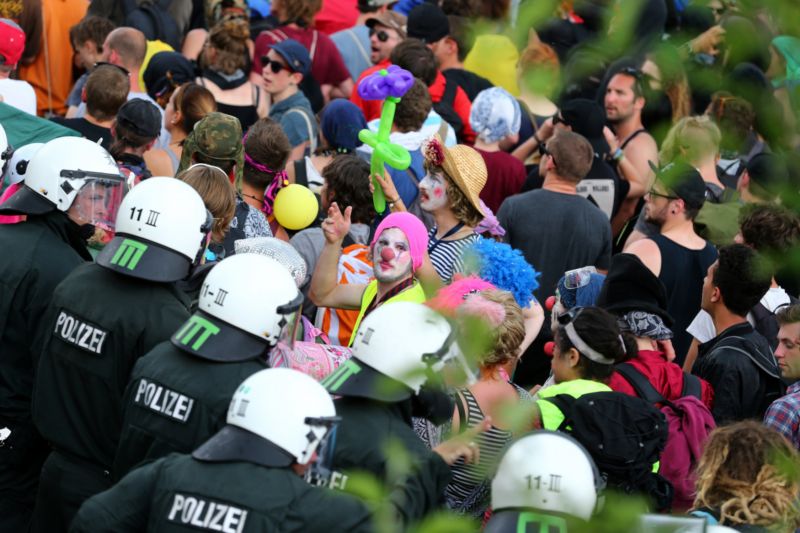 Demonstrace v Garmisch-Partenkirchenu, odpůrci skupiny hospodářských mocností G7. Demonstrace v Garmisch-Partenkirchenu, odpůrci skupiny hospodářských mocností G7.