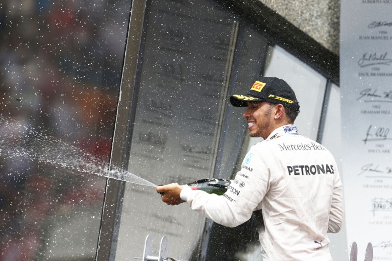 Radující se Lewis Hamilton. 