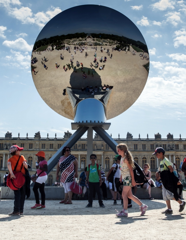 Další dílo britského umělce Anishe Kapoora Sky Mirror ve versailleské zámecké zahradě.