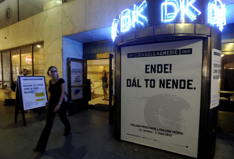 Divadlu Komedie opět hrozí zánik.