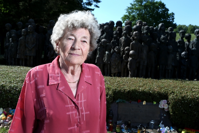 Marie Šupíková-Doležalová u památníku v Lidících.