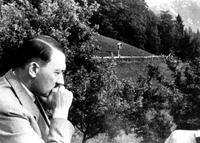 Snímek Adolfa Hitlera od jeho osobního fotografa Heinricha Hoffmana, který cenzura po roce 1939 zakázala používat.
