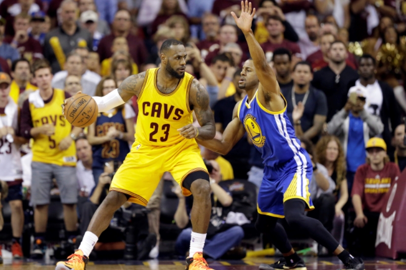 LeBron James (ve žlutém) ve finále NBA.