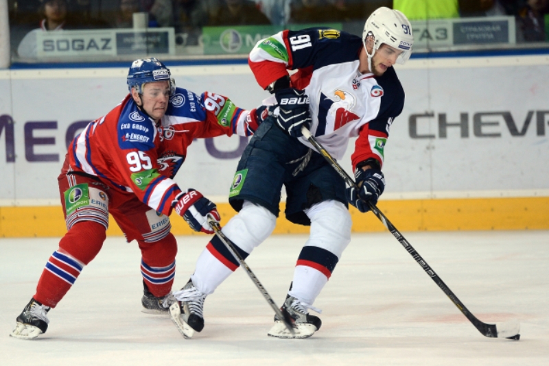 Hokejisté Slovanu Bratislava (v bílém) budou pokračovat v KHL.