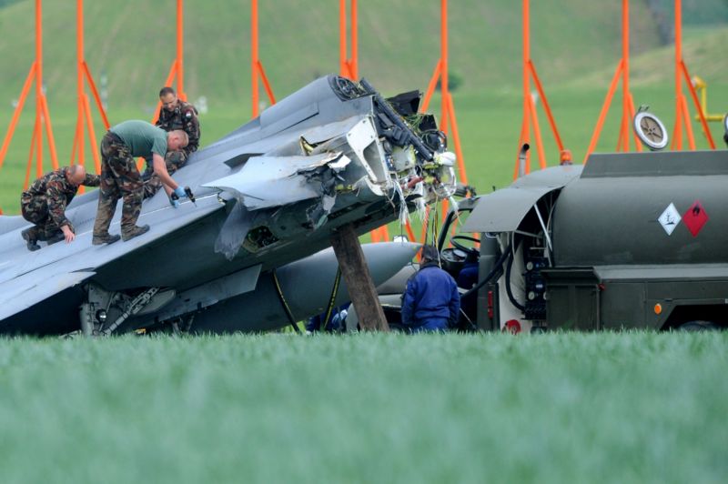 Armáda 21. května přemístila havarovaný maďarský gripen u čáslavského letiště z pole do areálu letecké základny.