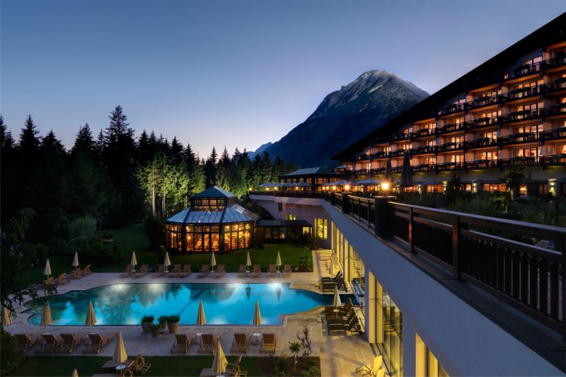 Letošní konference se odehrává v luxusní hotelu Interalpen Hotel v tyrolském městě Telfs.