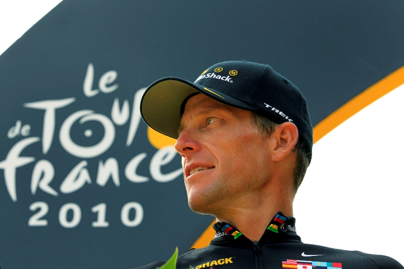Zdiskreditovaný americký cyklista Lance Armstrong, jenž po výjimečné kariéře proslul ještě větší mírou systematickým dopingem, trpí odsouzením společnosti. Zdiskreditovaný americký cyklista Lance Armstrong, jenž po výjimečné kariéře proslul ještě větší mírou systematickým dopingem, trpí odsouzením společnosti.