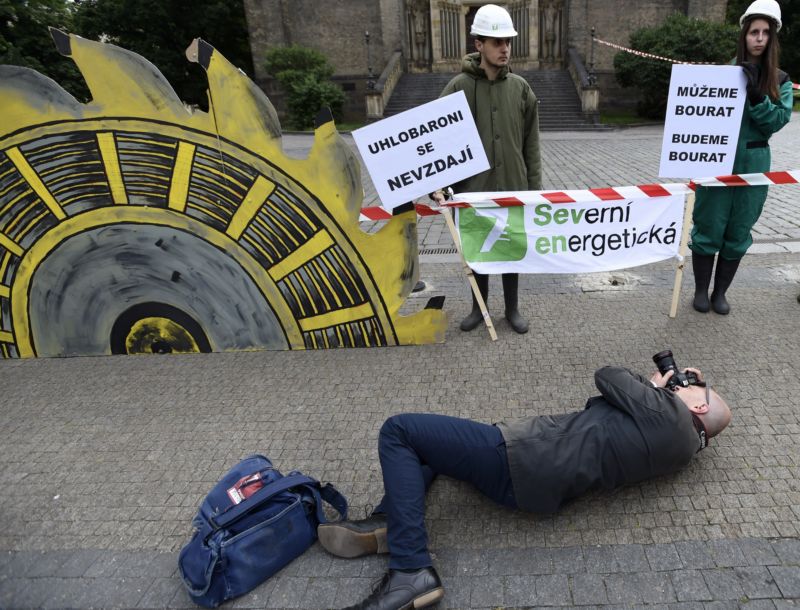 V Česku se konaly protestní akce proti prolomení limitů těžby hnědého uhlí v severních Čechách. 