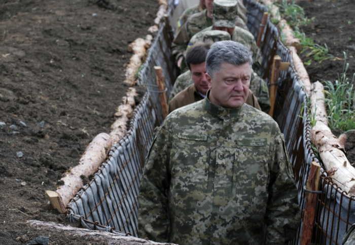 Petro Porošenko v zákopech u Mariupolu.