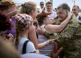 Petro Porošenko při setkání s obyvateli Donbasu.