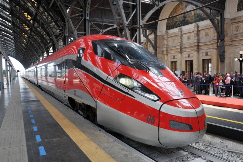 Vlak dokáže jet i čtyřsetkilometrovou rychlostí, to z něj dělá nejrychlejší vlak Evropy.