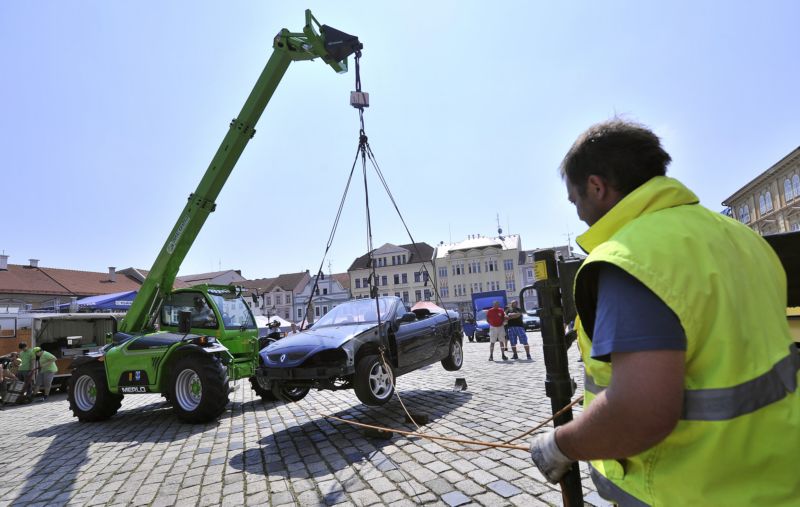 Vrak visel 15 minut ve výšce 80 centimetrů nad zemí.