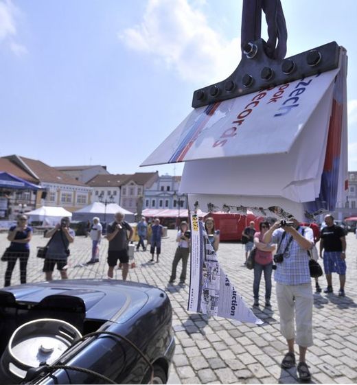 Dvě knihy udržely automobil o váze 760 kilogramů.