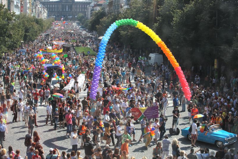 Pár příznivců a přátel komunity pedofilů vyrazilo loni na Prague Pride. Organizátoři jim ale dali najevo, že v průvodu nejsou vítáni (ilustrační foto).
