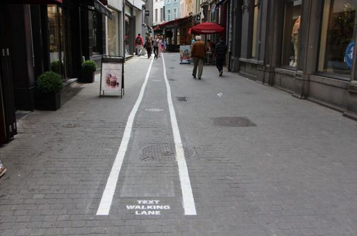 Nejvyšší počet rozbitých mobilů je prý spojen se střety během chůze.