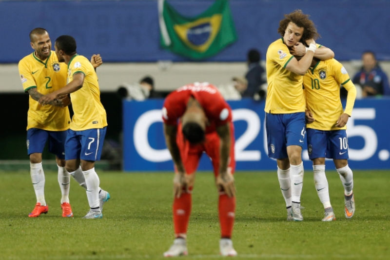 Fotbalisté Brazílie se radují z vítězství.