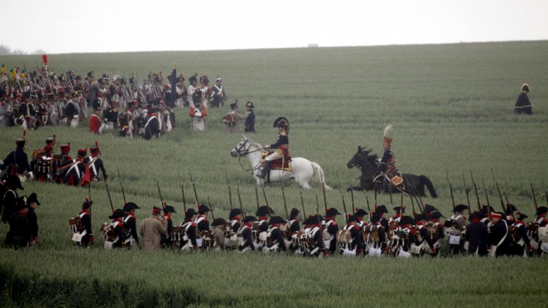 U Waterloo 18. června 1815 měl Napoleon k dispozici 73 tisíc mužů s 246 děly, zatímco Wellington 67 tisíc a 180 děl. Angličanův plán byl prostý - vydržet nápor Francouzů, dokud Blücher se svými Prusy nepřijde na pomoc. Napoleon naopak očekával příchod Grouchyho s 30 tisíci vojáky. U Waterloo 18. června 1815 měl Napoleon k dispozici 73 tisíc mužů s 246 děly, zatímco Wellington 67 tisíc a 180 děl. Angličanův plán byl prostý - vydržet nápor Francouzů, dokud Blücher se svými Prusy nepřijde na pomoc. Napoleon naopak očekával příchod Grouchyho s 30 tisíci vojáky.