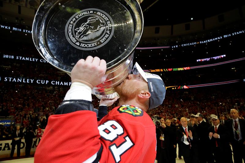 Marián Hossa potřetí v kariéře pozvedl nad hlavu Stanleyův pohár. Marián Hossa potřetí v kariéře pozvedl nad hlavu Stanleyův pohár.