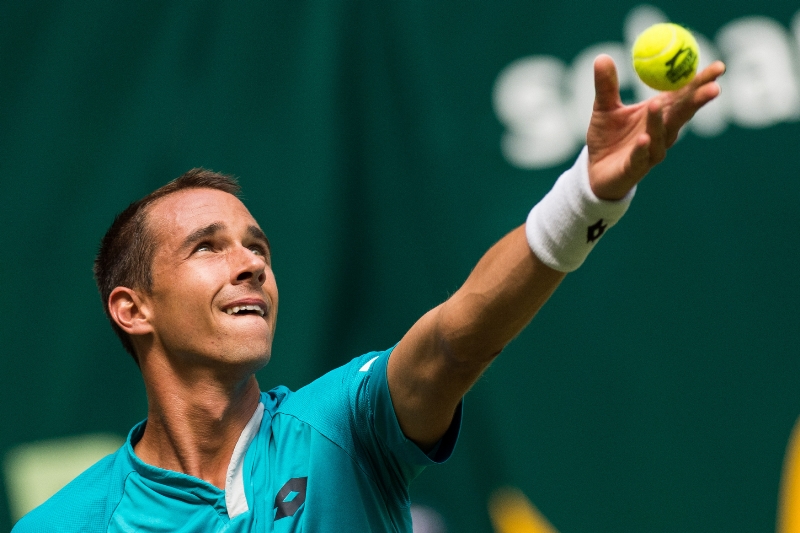 Tenisté Lukáš Rosol (na snímku) a Jiří Veselý se spolu mohli utkat na trávě v Halle v druhém kole, místo toho však oba prohráli své úvodní zápasy.
