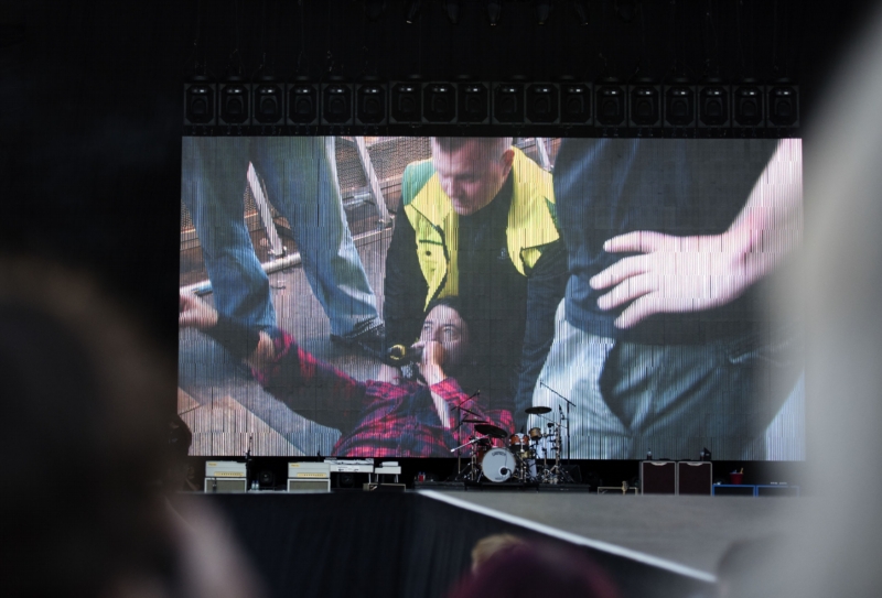David Grohl hovoří s diváky po pádu z pódia. David Grohl hovoří s diváky po pádu z pódia.