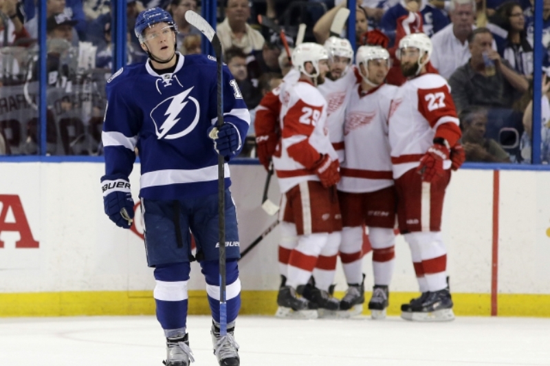 Ondřej Palát (v modrém) a radost hokejistů Detroitu. Ondřej Palát (v modrém) a radost hokejistů Detroitu.