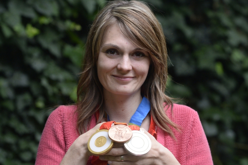 Majitelka kompletní sady olympijských medailí ve sportovní střelbě Kateřina Emmons je potřetí těhotná a rozhodla se ukončit sportovní kariéru. Řekla to 18. června v Praze novinářům.