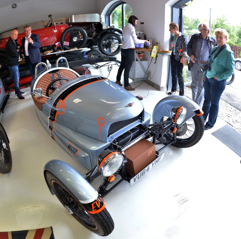 Britská automobilka Morgan vyrábějící klasické sportovní vozy se pochlubila konceptem tříkolového elektromobilu EV3. Stalo se tak v České republice. Auto se veřejnosti ukáže na sobotní automobilové slavnosti Jízda slunovratu v Dolních Břežanech. Britská automobilka Morgan vyrábějící klasické sportovní vozy se pochlubila konceptem tříkolového elektromobilu EV3. Stalo se tak v České republice. Auto se veřejnosti ukáže na sobotní automobilové slavnosti Jízda slunovratu v Dolních Břežanech.